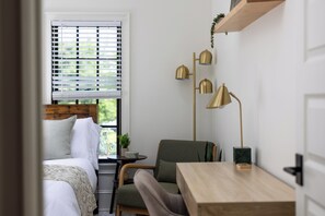 6 bedrooms, iron/ironing board, WiFi, bed sheets