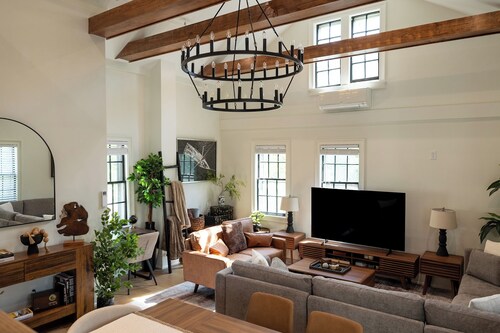 Full House · Huge 6BR 3Bath Retreat on College Hill. Rare Find!