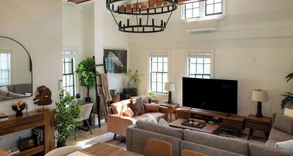 Full House · Huge 6BR 3Bath Retreat on College Hill. Rare Find!