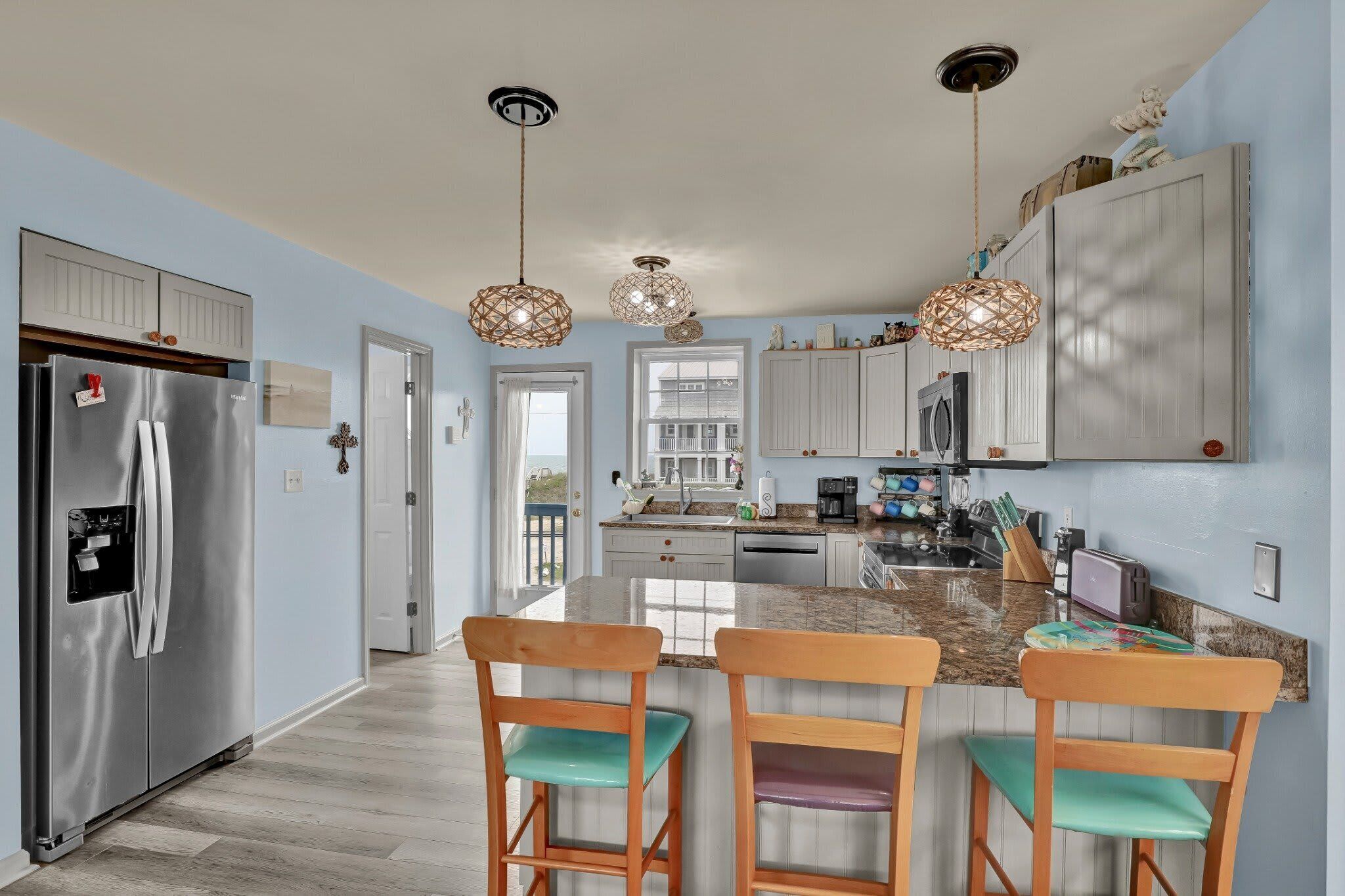 冷蔵庫、電子レンジ、オーブン、コンロ