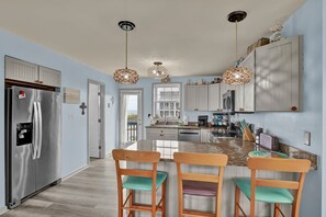 Kj øleskap, mikrobølgeovn, ovn og kokeplater