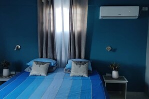 1 dormitorio, tabla de planchar con plancha, wifi y ropa de cama