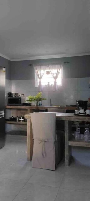 Kühlschrank, Mikrowelle, Herdplatte, Hochstuhl