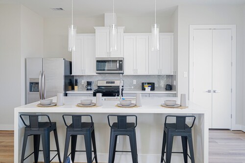 Luxury 3BR Home Near Downtown Houston with Gourmet Kitchen & Private Yard