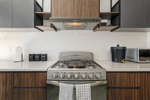 Fridge, microwave, stovetop, coffee/tea maker - Lovely Apt in Iconic & tranquil Amsterdam Street (Ciudad de México)