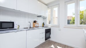 Een koelkast, een microgolfoven, een oven, een kookplaat