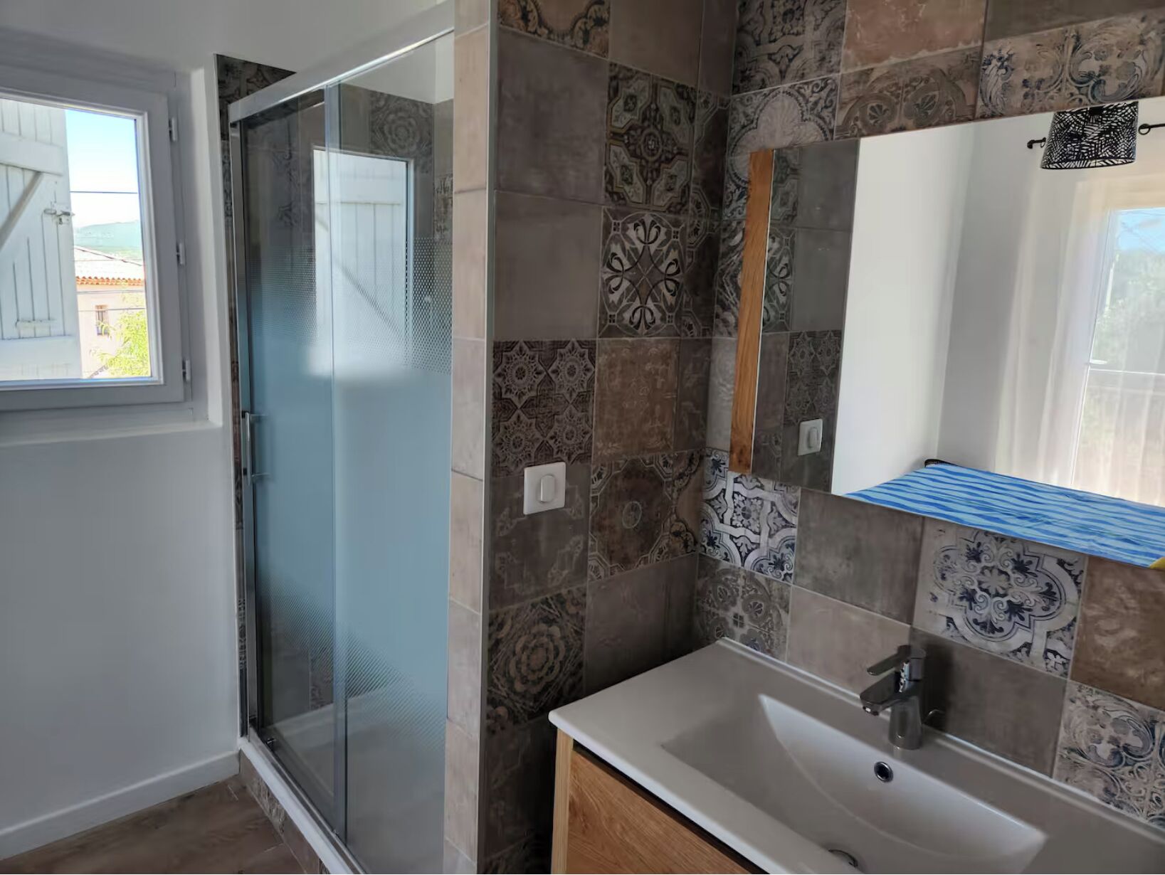 シャワー、ヘアドライヤー、タオル、石鹸