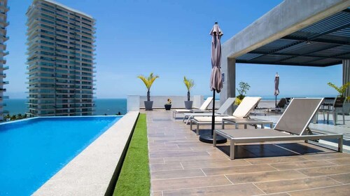Ocean View Roof Pool BBQ Gym, Walk to Beach