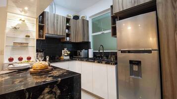 Frigorífico, microondas, placa de cocina y cafetera o tetera