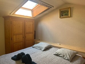 2 bedrooms, bed sheets