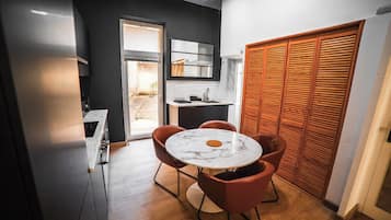 Kühlschrank, Mikrowelle, Ofen, Geschirrspüler
