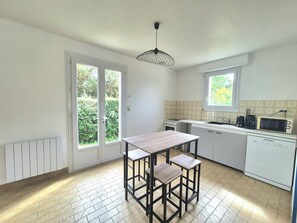 Kylskåp, mikrovågsugn, ugn och diskmaskin