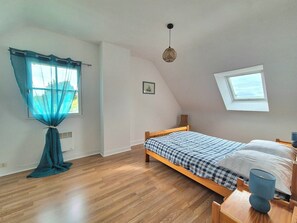 4 bedrooms, WiFi, bed sheets - Large family house - near beach (Lancieux)