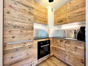 Kühlschrank, Ofen, Geschirrspüler, Wasserkocher mit Kaffee-/Teezubehör