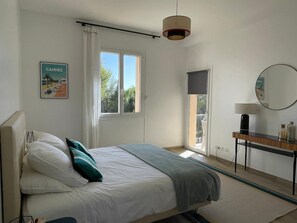 3 chambres, fer et planche à repasser, Wi-Fi, draps fournis