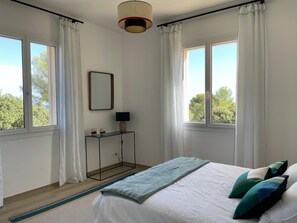 3 bedrooms, iron/ironing board, WiFi, bed sheets