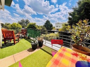 Outdoor dining - Apartment with terrace and pool (La Rochelle)