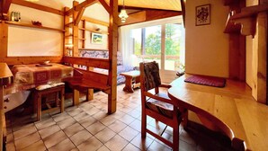 Ein gemütliches Holzinterieur mit Essbereich, Bänken und einem Tisch.