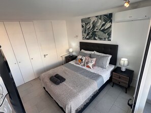 Ferros/tábuas de passar roupa, acesso à internet, roupa de cama