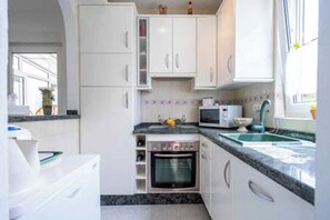 Kühlschrank, Mikrowelle, Ofen, Wasserkocher mit Kaffee-/Teezubehör