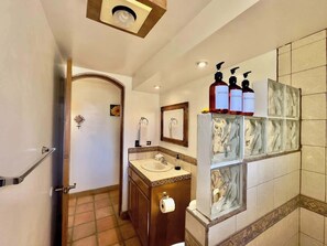Regadera, amenidades de baño gratuitas, toallas 