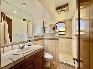Regadera, amenidades de baño gratuitas, toallas