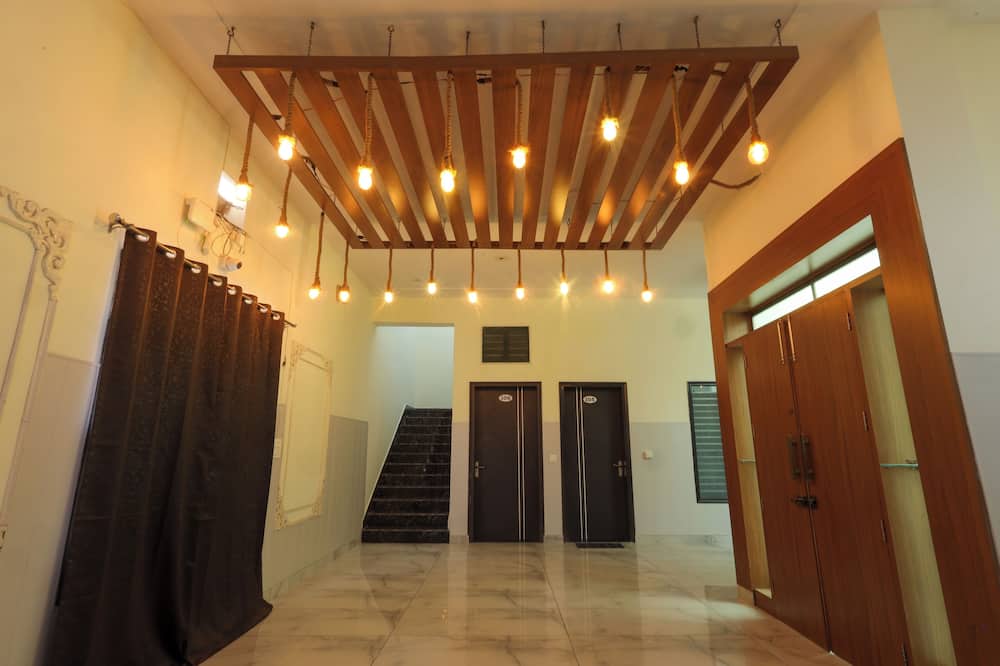 Sapphire Hotel & Banquet - Jakhauli