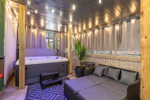 Indoor spa tub