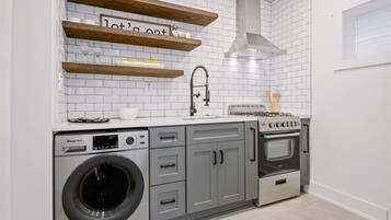 Een koelkast, een magnetron, een oven, een kookplaat