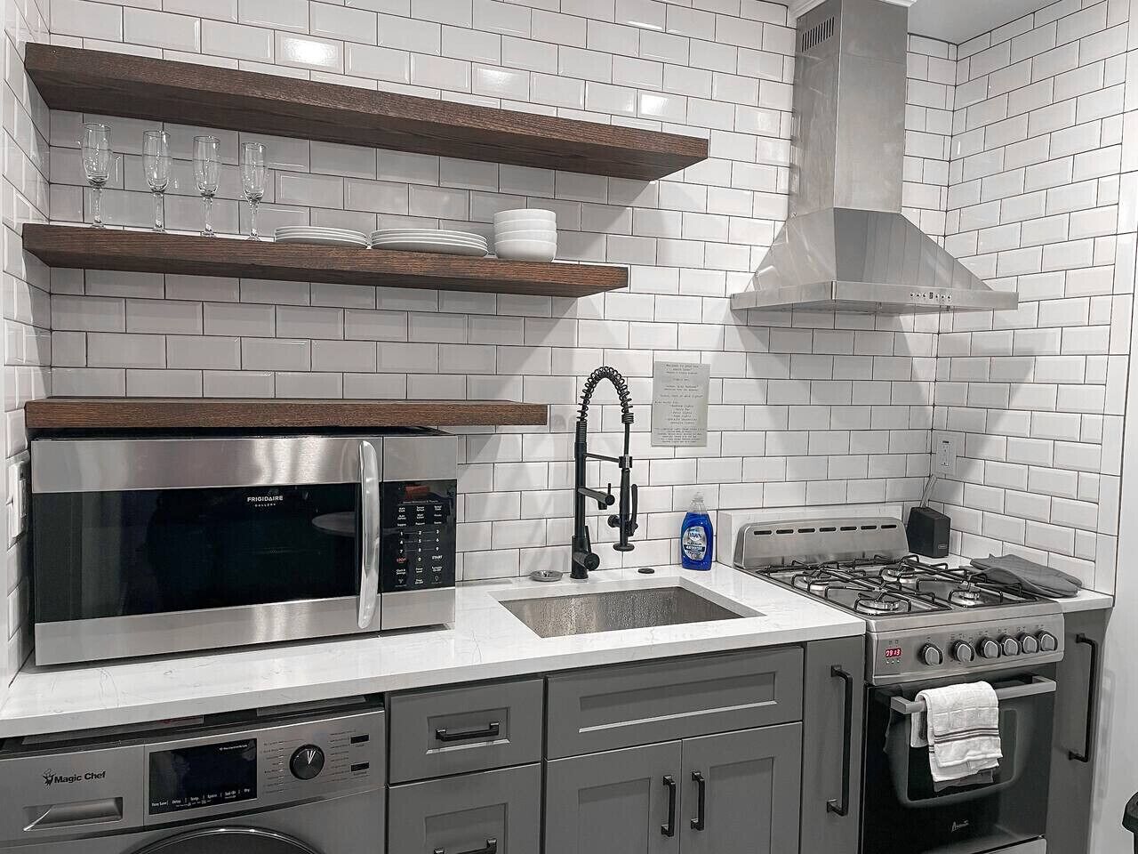 Een koelkast, een magnetron, een oven, een kookplaat