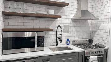 Een koelkast, een magnetron, een oven, een kookplaat