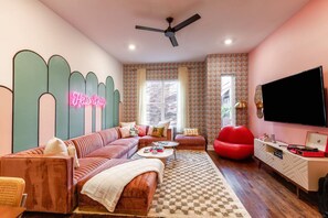 Smart TV, ping pong - The Dolly Den! • Murals and Glam | Private Rooftop (Nashville)