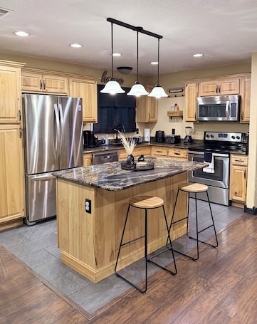 Fridge, microwave, oven, stovetop. Gunsight Retreat Cozy + Family Friendly