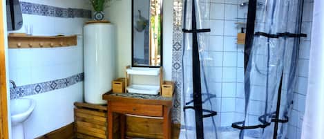 Regadera, jabón, papel de baño