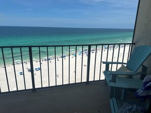 Ein Balkon mit Blick auf einen Strand.