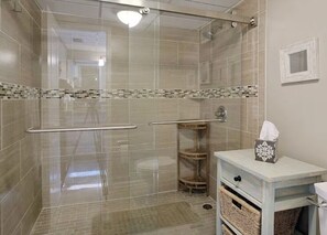 Shower, hair dryer, towels, soap - Beach Front Condo (Panama City Beach)