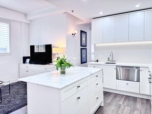 Fridge, microwave, oven, stovetop - Central Queen St Stylish Penthouse 1BR Gem (Auckland)