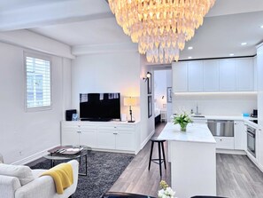 TV - Central Queen St Stylish Penthouse 1BR Gem (Auckland)