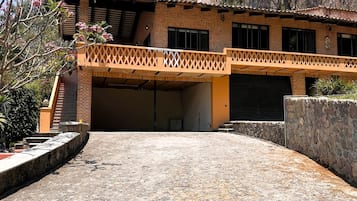 Villa, Smoking | Internet