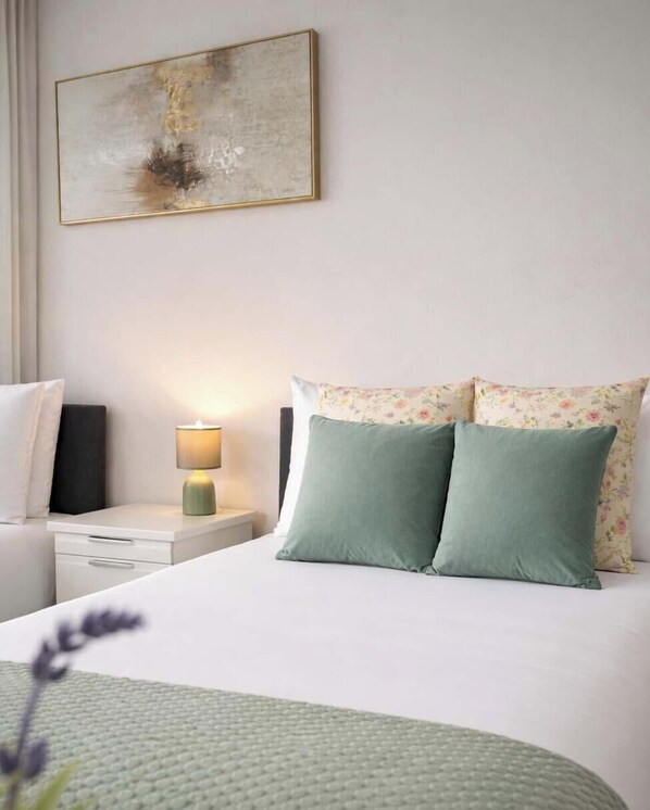 4 bedrooms, WiFi, bed sheets - 20%OFF Stylish 4BR Home - Sleeps 08 - Free Parking (Greater Manchester)