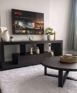 Interior - 20%OFF Stylish 4BR Home - Sleeps 08 - Free Parking (Greater Manchester)