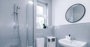 Shower, towels - 20%OFF Stylish 4BR Home - Sleeps 08 - Free Parking (Greater Manchester)