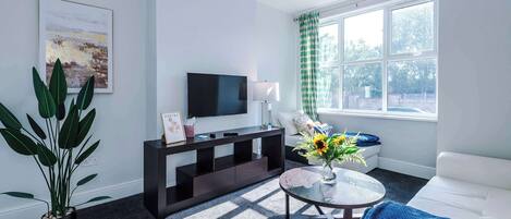 Una televisión, una oficina