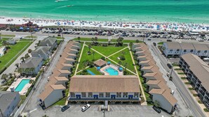Un hôtel doté d'une piscine, offrant une vue sur la plage et disposant d'un parking.
