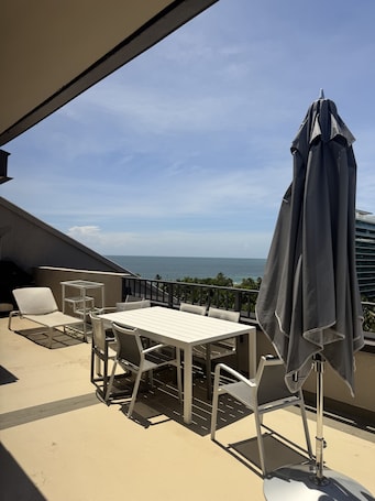 Outdoor dining. Spacious 3-bedroom apartment in awesome Key Biscayne