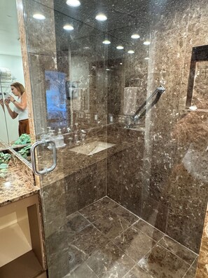 Bañera de hidromasaje, secador de pelo, toallas y jabón