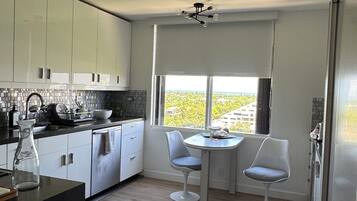 Micro-ondes, four, plaque de cuisson, lave-vaisselle