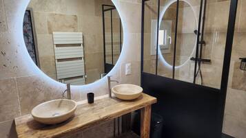 Douche, sèche-cheveux, serviettes fournies, savon