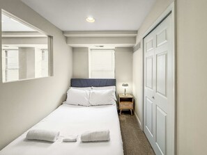 3 bedrooms, desk, WiFi, bed sheets