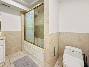 Douche, séchoir à cheveux, serviettes fournies